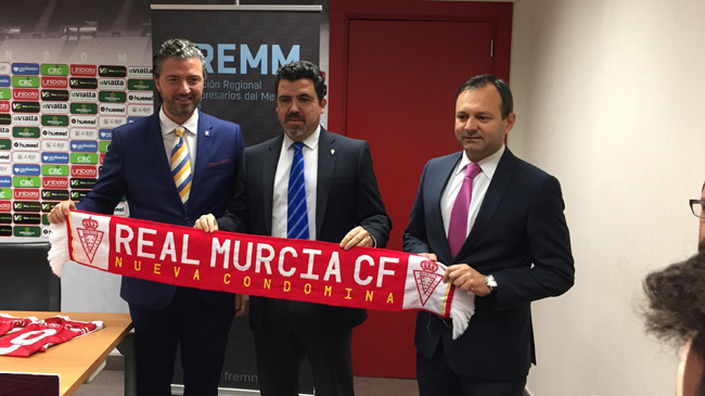El presidente y el secretario general de Frem (extremos), junto al presidente del Real Murcia