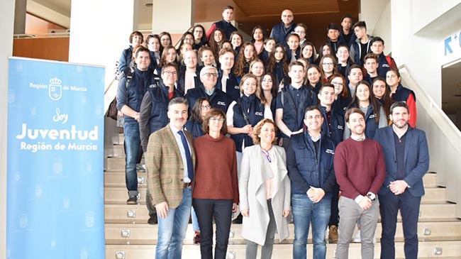 La consejera de Educaci&oacute;n, Adela Mart&iacute;nez-Cach&aacute;, recibe a los estudiantes participantes en el proyecto &lsquo;EcoSound&rsquo; del programa &lsquo;Erasmus+&rsquo; que ha permitido formar una orquesta integrada por alumnos del Conservat