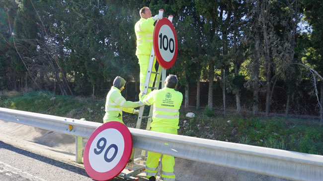 Los trabajadores de Carreteras ultiman el cambio de la se&ntilde;alizaci&oacute;n