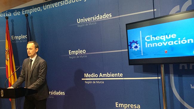 El consejero de Empleo, Javier Celdr&aacute;n, en la presentaci&oacute;n de las ayudas a la innovaci&oacute;n para peque&ntilde;as y medianas empresas.