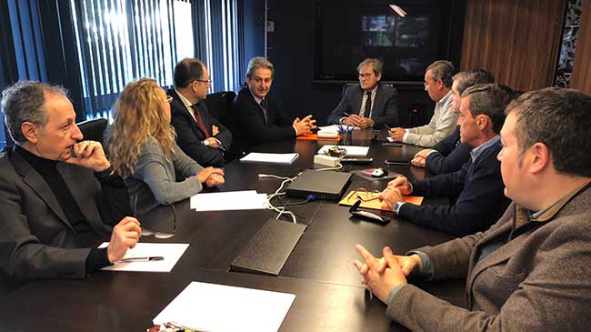 El director general de Ordenaci&oacute;n del Territorio, Arquitectura y Urbanismo, Jos&eacute; Antonio Fern&aacute;ndez, y el decano del Colegio de Aparejadores, Arquitectos T&eacute;cnicos e Ingenieros de edificaci&oacute;n de la Regi&oacute;n, Antonio M