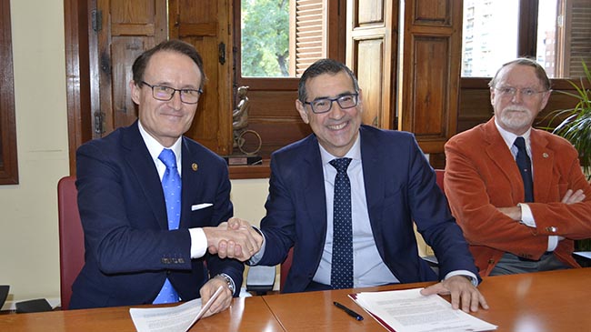El fiscal superior y el rector tras la firma del convenio, junto con el teniente fiscal S&aacute;nchez Lucerna.