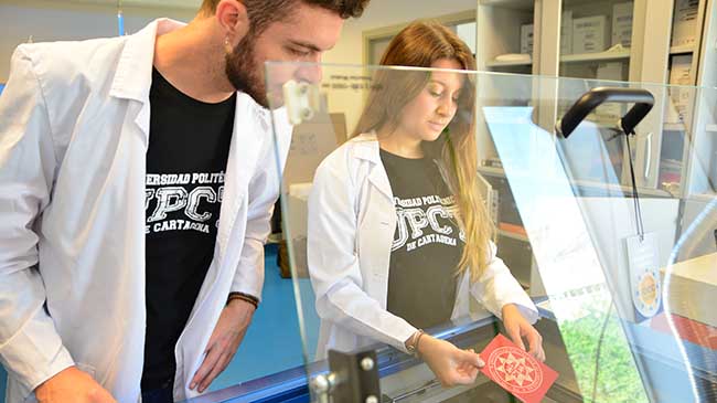 Dos alumnos de la UPCT trabajan en un proyecto.