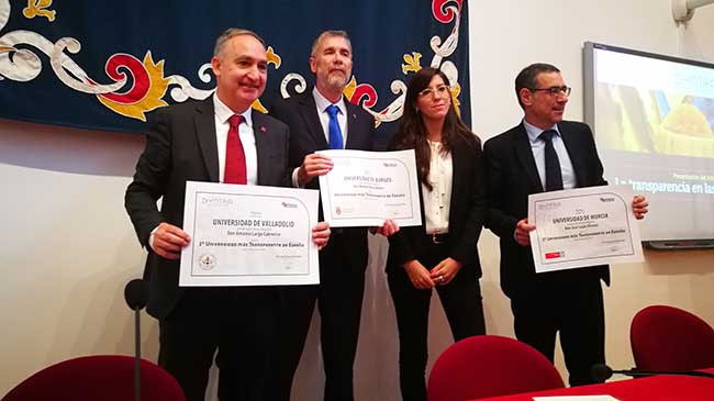 El rector de la UMU, Jos&eacute; Luj&aacute;n, junto a los rectores de las universidades de Burgos y Valladolid, tras recibir el reconocimiento.