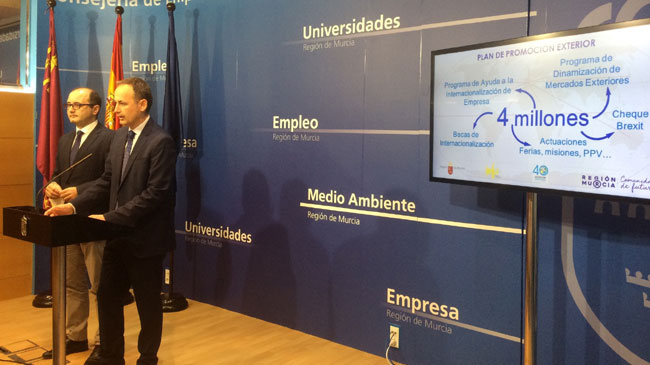 El consejero Javier Celdr&aacute;n y el director del Info, Joaqu&iacute;n G&oacute;mez
