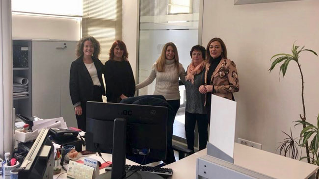 Severa Garc&iacute;a, a la derecha, en la oficina del SEF en Jumilla