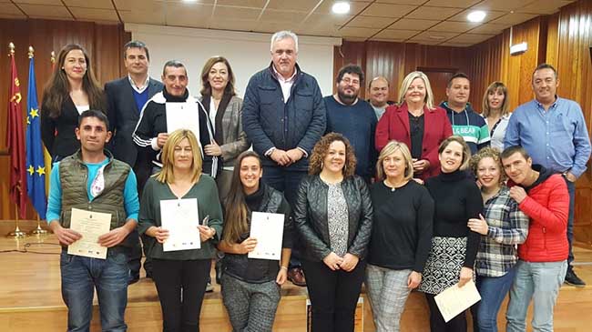 La directora general del SEF, Severa Gonz&aacute;lez, en una foto de archivo, junto a los participantes en un curso con acceso a certificados de profesionalidad.