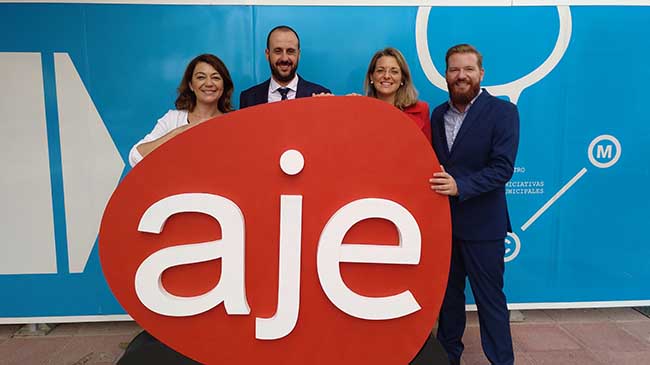 La directora general del SEF, Severa Gonz&aacute;lez, durante una visita a AJE, que desarrolla el programa formativo para j&oacute;venes &lsquo;Murcia Empresa&rsquo;.