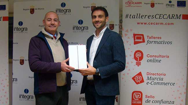 El director general de Inform&aacute;tica, Juan Jos&eacute; Almela, entrega el premio de los talleres Cecarm 2018.