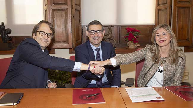 El director de Negocio de Empresas de Bankia, Carlos Aguilera; el rector de la UMU, Jos&eacute; Luj&aacute;n; y la directora territorial de Bankia, Olga Garc&iacute;a.