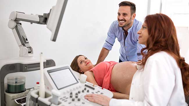 Imagen de una pareja viendo a su beb&eacute; mientras se realiza una ecograf&iacute;a.