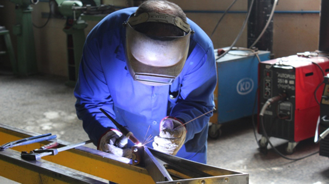 Fotograf&iacute;a de un trabajador realizando una soldadura.