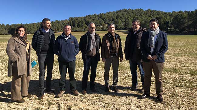 imagen del consejero Del Amor durante la visita realizada hoy a una finca beneficiaria de este tipo de ayudas.