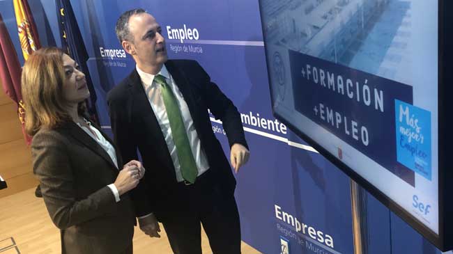 El consejero de Empleo, Javier Celdr&aacute;n, y la directora del SEF, Severa Gonz&aacute;lez