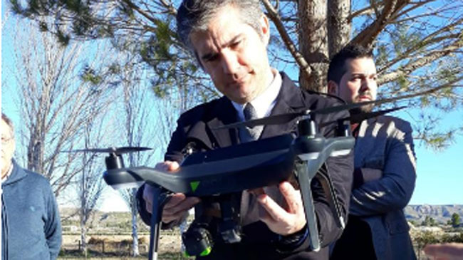 El consejero Del Amor con uno de los drones que sobrevolar&aacute;n Calasparra