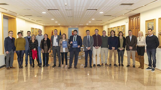 El presidente de la Comunidad, Fernando López Miras, junto a los directores de las Escuelas de Idiomas y de los Conservatorios de Danza y Música de la Región. El presidente de la Comunidad, Fernando López Miras, junto a los directores de las Escuelas de Idiomas y de los Conservatorios de Danza y Música de la Región.
