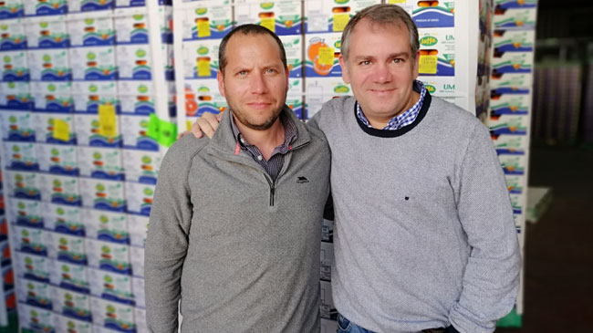 Francisco Seva, a la derecha, en un almac&eacute;n israel&iacute; de c&iacute;tricos