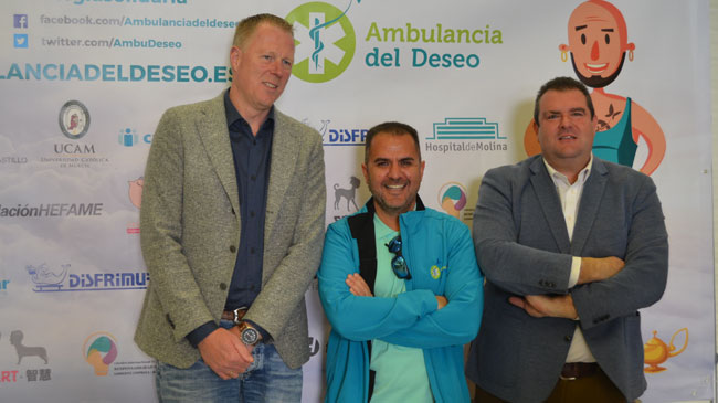 Kees Veldboer, fundador de &lsquo;Ambulancia del Deseo&rsquo;, junto a Manuel Pardo, miembro de &lsquo;Ambulancia del Deseo&rsquo; y Enrique Ayuso, secretario de Fundaci&oacute;n Hefame