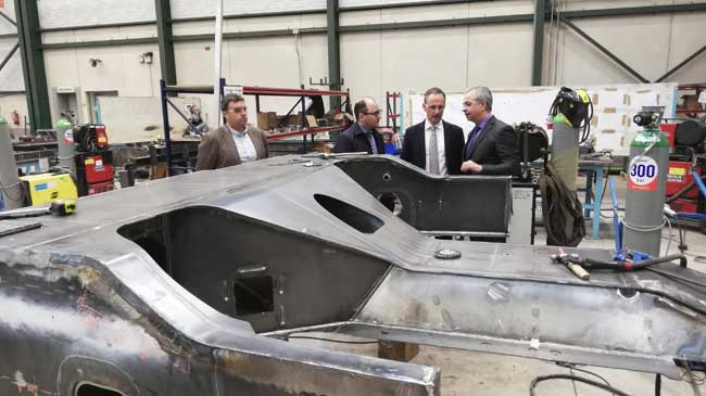 El consejero Javier Celdr&aacute;n en las instalaciones de Herjimar