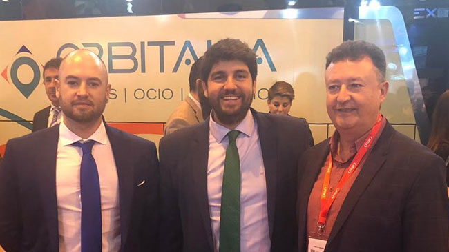 Gregorio Morales (izq.) junto al presidente L&oacute;pez Miras y el tambi&eacute;n empresario Jos&eacute; Miguel Rabad&aacute;n en Fitur