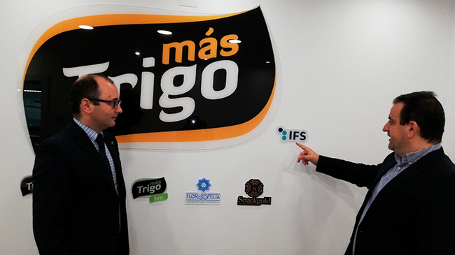 Imagen de la visita del director del Instituto de Fomento, Joaqu&iacute;n G&oacute;mez, a las nuevas instalaciones de Mastrigo en Abanilla.