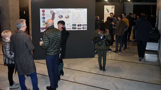 Fotograf&iacute;a de la exposici&oacute;n momentos despu&eacute;s del acto de inauguraci&oacute;n.