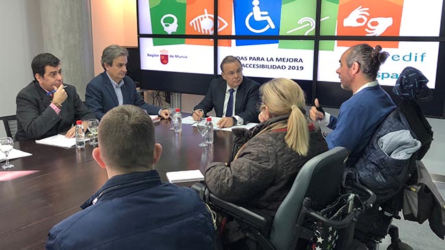 El consejero Patricio Valverde durante la reuni&oacute;n mantenida hoy con los presidentes de Predif-Murcia y Aspaym-Murcia.