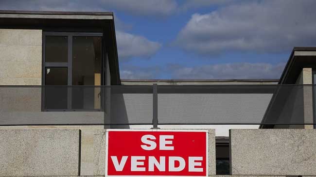 Cartel de 'se vende' en el balc&oacute;n de una vivienda.