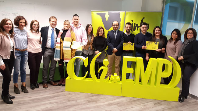 Los ganadores reciben su premio de Emprendedor del Mes