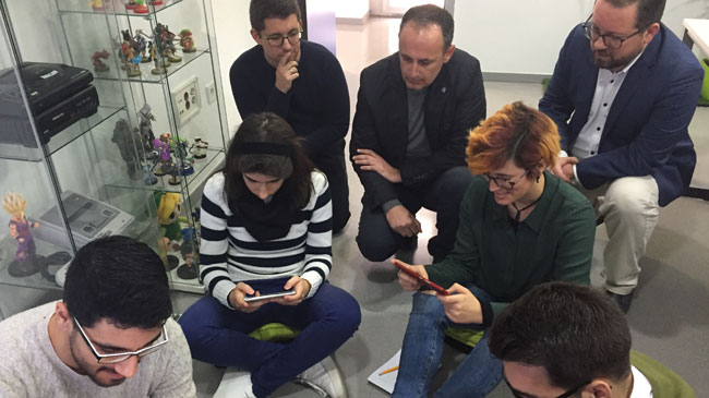 El consejero Javier Celdr&aacute;n juega con el equipo directivo de Sons of a Bit a 'Islabomba'