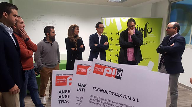 El director del Info, Joaqu&iacute;n G&oacute;mez, entreg&oacute; hoy su certificaci&oacute;n como EiBT a las empresas Anserlog, Neuromobile y Tecnolog&iacute;as DIM.