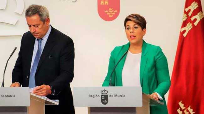 El consejero de Hacienda, Fernando de la Cierva, y la consejera portavoz, Noelia Arroyo