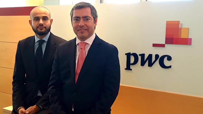 En la fotograf&iacute;a, a la izquierda Antonio del Saz, director de la oficina de PwC en Murcia y a la derecha Luis Llamas.