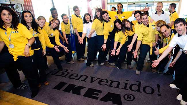 Un grupo de trabajadores de una tienda en Espa&ntilde;a de la compa&ntilde;&iacute;a sueca.