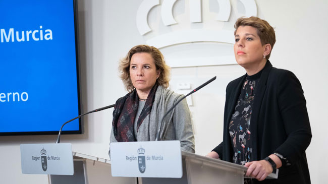 Las consejeras de Educaci&oacute;n, Adela Mart&iacute;nez-Cach&aacute;, y de Transparencia, Noelia Arroyo