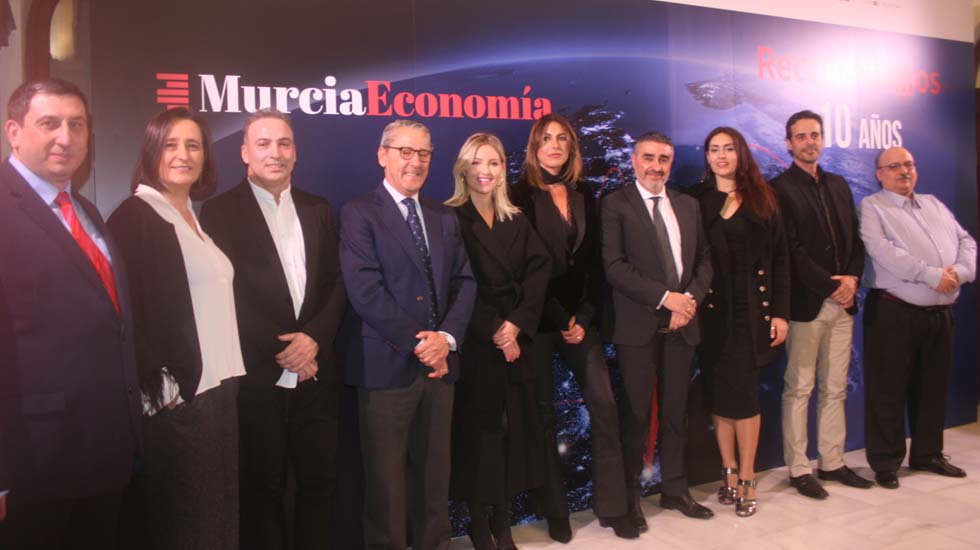 Los socios y el equipo de MurciaEconom&iacute;a, junto a la consejera de Empresa