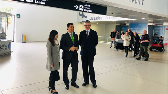 El consejero de Fomento, junto al director del aeropuerto