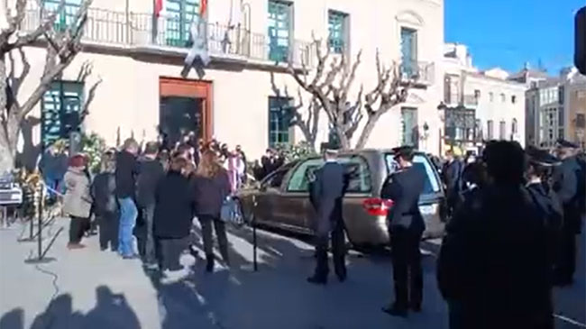 El coche con el cuerpo sin vida de Juan Jos&eacute; C&aacute;novas, a su llegada esta ma&ntilde;ana al ayuntamiento de Totana