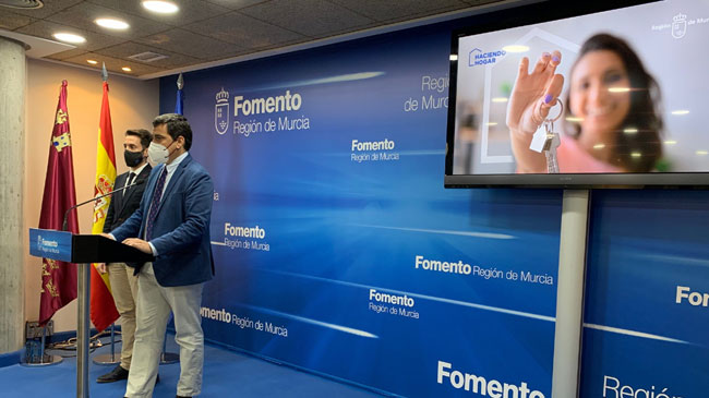 El consejero D&iacute;ez de Revenga durante la presentaci&oacute;n del balance del plan