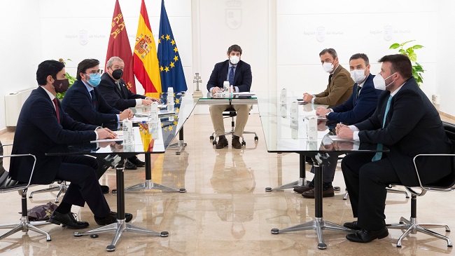 L&oacute;pez Miras se re&uacute;ne con el hermano mayor de la Cofrad&iacute;a de la Vera Cruz
