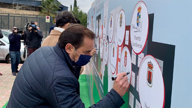 Adem&aacute;s del protocolo oficial, los alcaldes firmaron en un gran papel expuesto para la presentaci&oacute;n del Plan