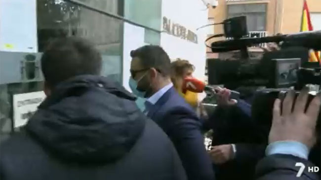 El m&eacute;dico denunciado a su llegada esta ma&ntilde;ana a los juzgados de Cartagena. Imagen: La7 RM
