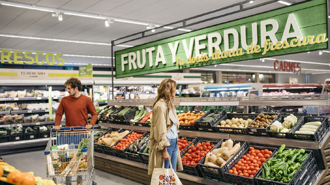 Lineales de fruta y verdura en un supermercado Aldi