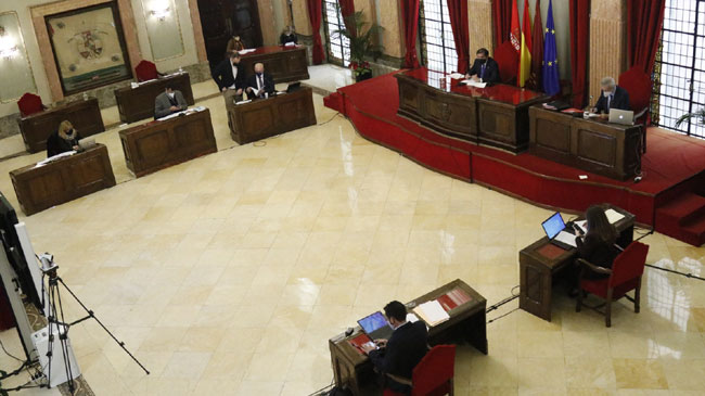 Sala de plenos del ayuntamiento de Murcia, hoy medio vac&iacute;o al celebrarse de forma telem&aacute;tica