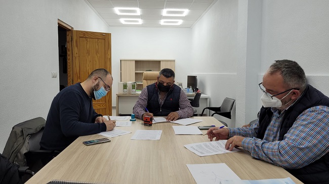 El director de Vols-Parners, Jos&eacute; Moreno, con los representantes de las comunidades de regantes en la firma del acuerdo