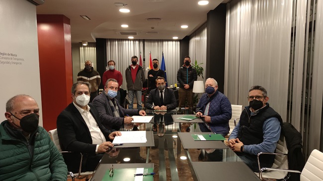 Imagen de la reuni&oacute;n entre Comunidad y sindicatos para rubricar el compromiso por el que se llevar&aacute; a cabo la ampliaci&oacute;n de plantilla