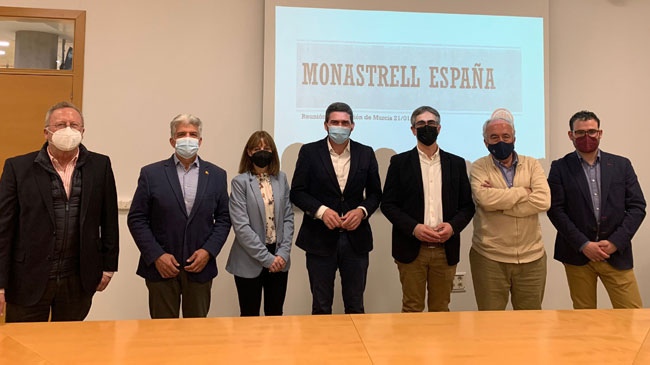Foto de familia de los consejos de DO y el consejero de Agricultura