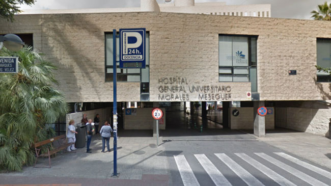 Acceso al hospital Morales Meseguer, en Murcia