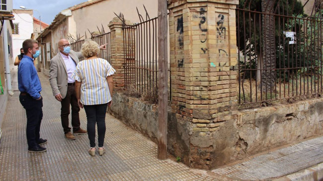 Manuel Pad&iacute;n muestra alguno de los solares abandonados