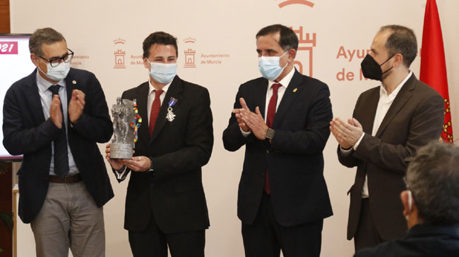 Momento de la entrega del premio a Esteban Orenes